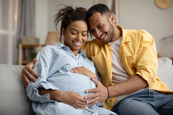 Schwangerschaft Schwarz Ehemann Und Schwanger Ehefrau Hugging Sitting Bei Zuhause — Stockfoto