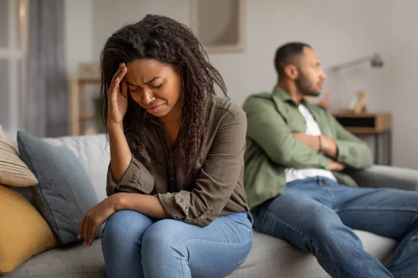 Olyckliga Äktenskap Frustrerad Afroamerikansk Kvinna Gråter Sitter Bredvid Likgiltig Make — Stockfoto