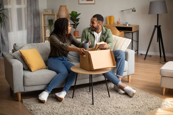 Aufgeregtes Schwarzes Paar Beim Auspacken Von Pappschachteln Mit Angelieferten Gegenständen — Stockfoto