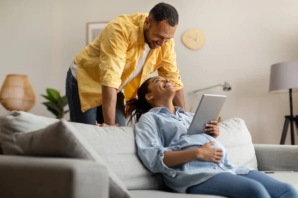 Couple Noir Joyeux Utilisant Tablette Numérique Naviguant Sur Internet Assis — Photo