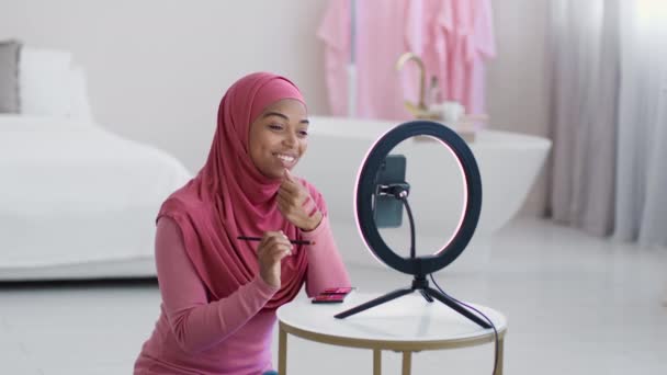 Joven Profesional Musulmán Afroamericano Mujer Esteticista Revisar Nueva Paleta Sombras — Vídeo de stock