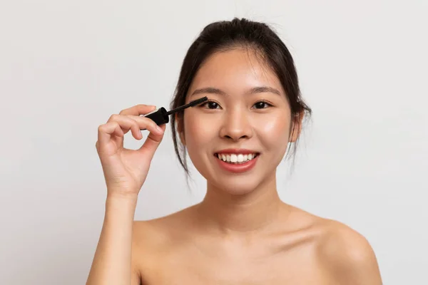 Feliz Dama Coreana Aplicando Maquillaje Usando Rímel Disfrutando Rutina Mañana — Foto de Stock