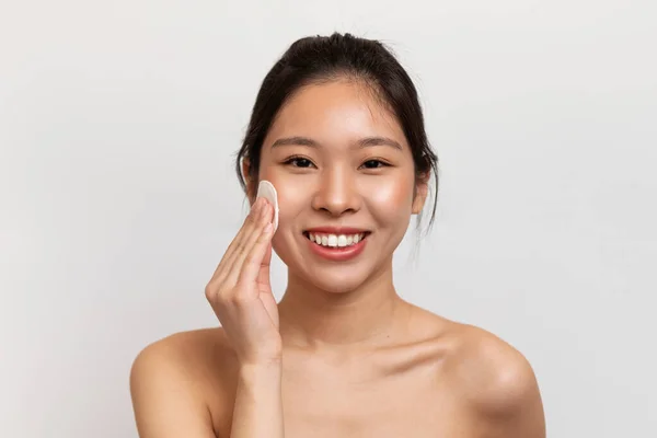 Σχέδιο Φροντίδας Του Δέρματος Ευτυχισμένη Κορεάτικη Γυναίκα Που Καθαρίζει Πρόσωπο — Φωτογραφία Αρχείου