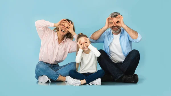 Positive Family Three Having Fun Looking Camera Finger Glasses Sitting — Stock Photo, Image