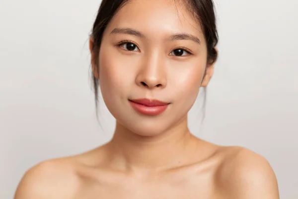 白いスタジオの背景にポーズをとる若いアジア人女性のクローズアップ肖像画 カメラを見てください 女性の美しさ 顔と美容 アジアの化粧品の概念 — ストック写真