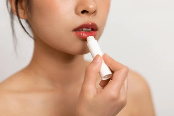 Cortada Senhora Coreana Usando Batom Cuidando Seus Belos Lábios Colocando — Fotografia de Stock