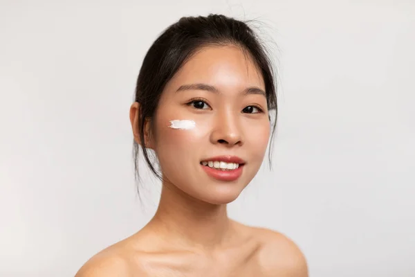 Vacker Topless Ung Koreansk Dam Med Fuktkräm Sitt Vackra Ansikte — Stockfoto