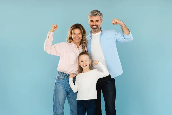 Rodzinna Siła Weseli Rodzice Mała Córeczka Pokazują Mięśnie Bicepsów Uśmiechnięte — Zdjęcie stockowe