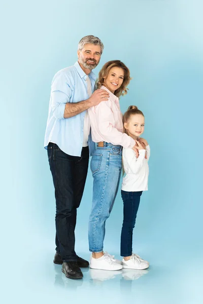 Rodzice Córka Trzymają Się Razem Nad Niebieskim Tłem Rodzina Trojga — Zdjęcie stockowe