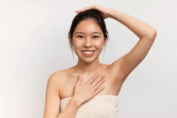 Ευτυχισμένη Αισθησιακή Κορεάτισσα Γυναίκα Τυλιγμένη Λευκή Πετσέτα Υψώνοντας Χέρι Δείχνοντας — Φωτογραφία Αρχείου