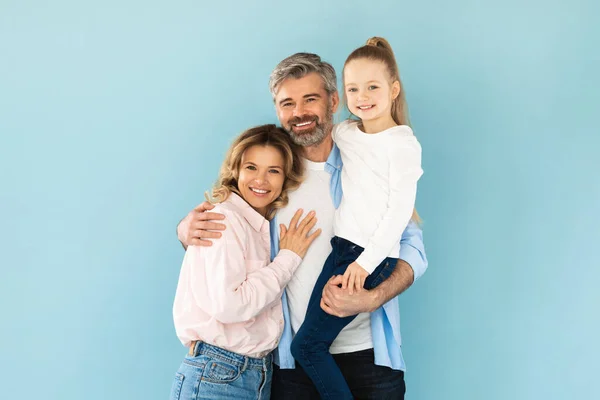 Lycklig Familj Man Håller Daughter Arms Och Omfamna Sin Fru — Stockfoto