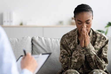 Ordudan Sonra Depresyon. Siyahi Kadın Asker Ofiste Psikoterapistle seans yapıyor, Depresyondaki Afro-Amerikan Kadın Askeri Üniformalı Acı çeken Zihinsel Sorunlar, Yakın çekim