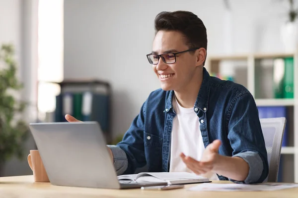 Młody Mężczyzna Przedsiębiorca Podejmowania Rozmowy Wideo Laptopem Biurze Uśmiechnięty Millennial — Zdjęcie stockowe