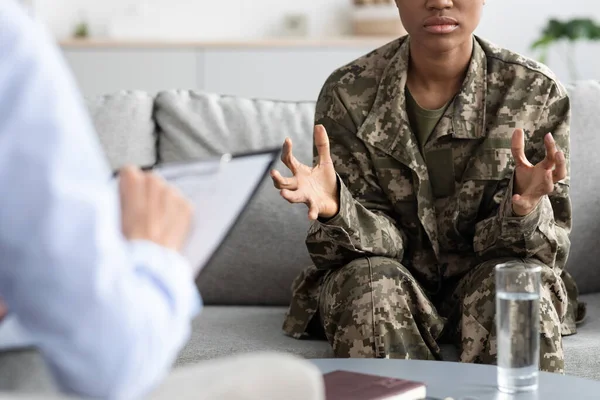 Mulher Militar Afro Americana Estressada Falando Com Psicoterapeuta Durante Reunião — Fotografia de Stock