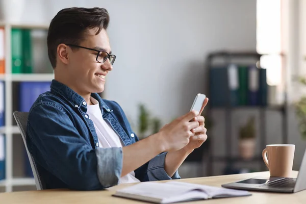 Millennial Businessman Mit Smartphone Schreibtisch Mit Laptop Büro Junge Männliche — Stockfoto