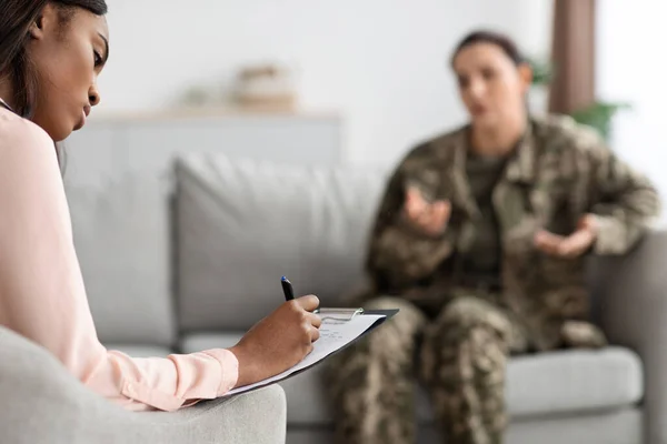 Psicóloga Negra Tomando Notas Durante Sessão Terapia Com Mulher Militar — Fotografia de Stock