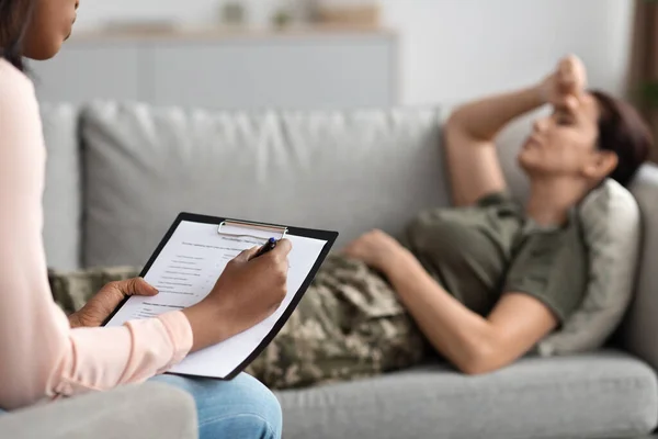 의사가 요법을 Filling Questionnaire Upset Female Soldier Uniform Lying Couch — 스톡 사진