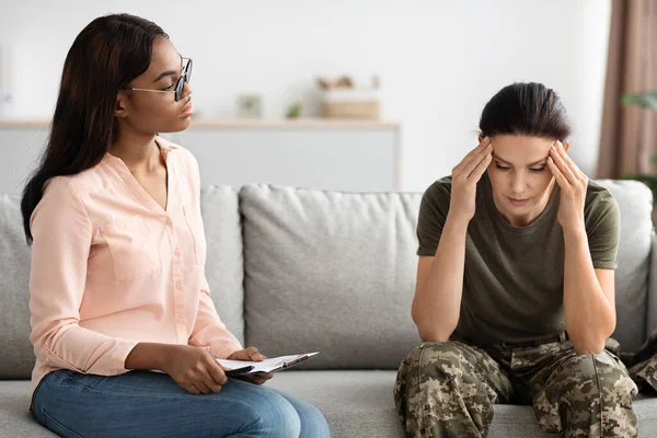 Black Female Psychologist Talking Depressed Female Soldier Suffering Ptsd Therapy — Stock Photo, Image