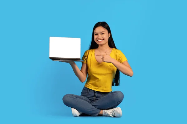 Frohe Junge Asiatische Digitale Nomadin Sitzt Auf Dem Boden Und — Stockfoto