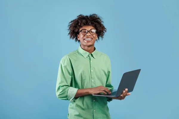 Positivo Adolescente Negro Usando Seu Novo Laptop Moderno Digitando Teclado — Fotografia de Stock