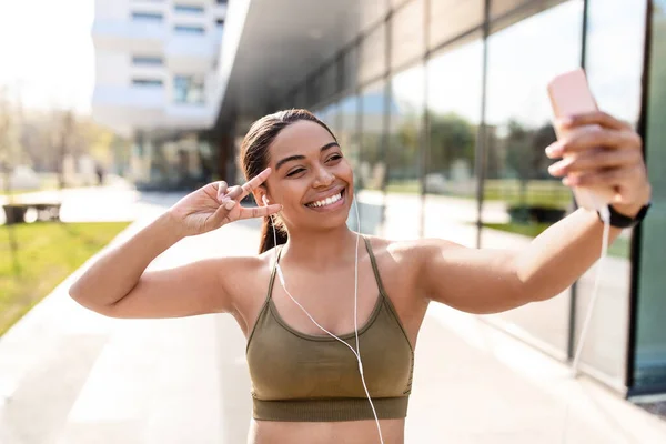 Blogger Deportivo Tomando Selfie Hablando Con Seguidores Haciendo Gesto Paz —  Fotos de Stock