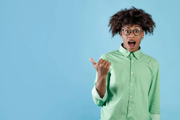 Emocional Afro Americano Cara Com Boca Aberta Apontando Para Espaço — Fotografia de Stock