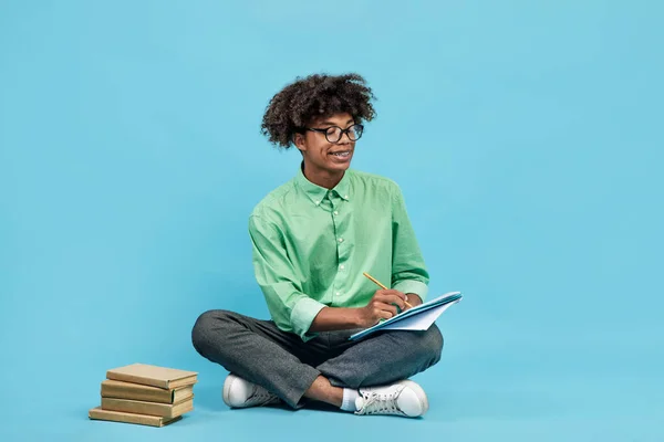 Adolescente Negro Inteligente Con Gafas Tomando Notas Sujetando Bloc Notas — Foto de Stock