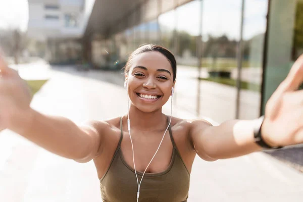 Mujer Afroamericana Tomando Selfie Con Smartphone Grabando Video Para Blog —  Fotos de Stock