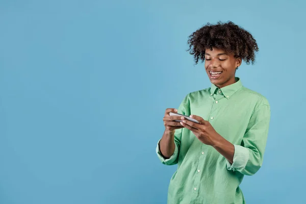 Jovencito Afroamericano Alegre Jugando Videojuegos Móviles Línea Teléfono Celular Pie —  Fotos de Stock