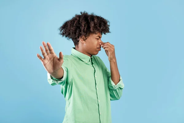 Cheiro Horrível Afro Americano Fechando Nariz Gesticulando Stop Sentindo Enojado — Fotografia de Stock