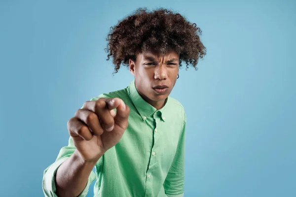 Joven Chico Ameriano Africano Viendo Algo Pantalla Virtual Acercándose Pie — Foto de Stock