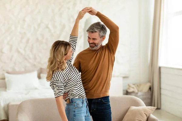 Mutlu Orta Yaşlı Eşler Hafta Sonları Evde Eğlenerek Dans Ediyor — Stok fotoğraf