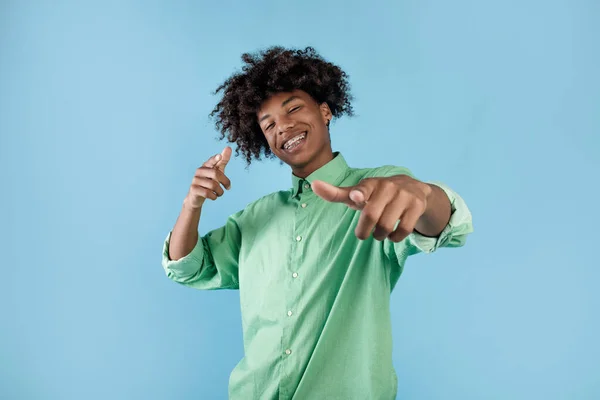 Próximo Joyful Afro Americano Cara Apontando Dedos Para Câmera Sorrindo — Fotografia de Stock