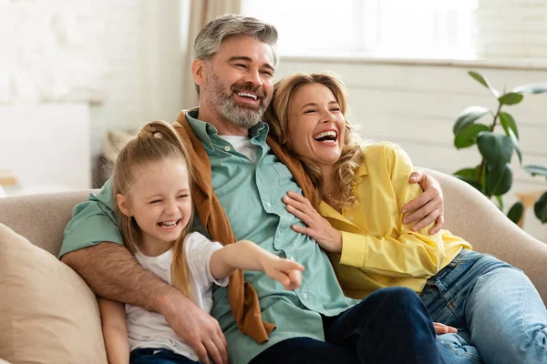 Parents Moyen Âge Étreignant Petite Fille Riant Coller Passer Temps — Photo