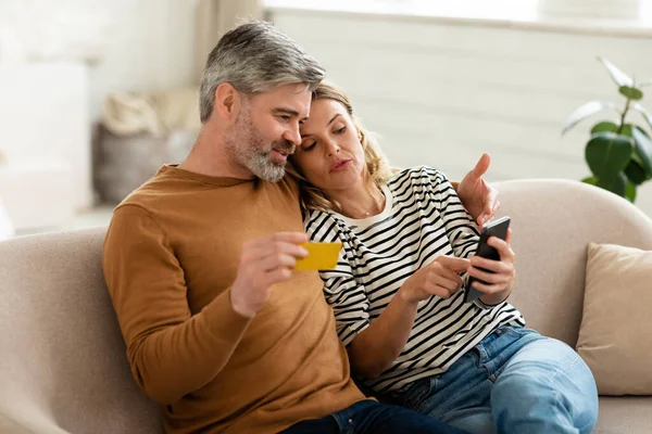 Mobilní Nakupování Středověký Pár Pomocí Mobilního Telefonu Kreditní Karty Aby — Stock fotografie