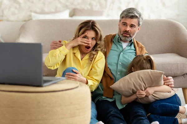 Shocked Middle Aged Parents Little Daughter Looking Laptop Computer Shock — Stock Photo, Image