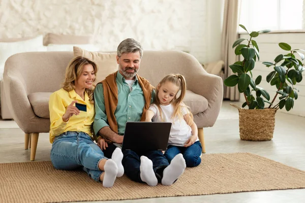 Cheerful Family Three Shopping Online Making Payment Credit Card Using — Stock Photo, Image