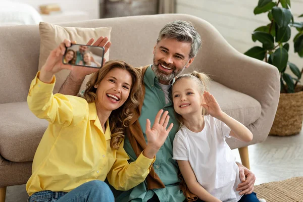 Família Pais Alegres Filhinha Fazendo Selfie Celular Posando Acenando Mão — Fotografia de Stock