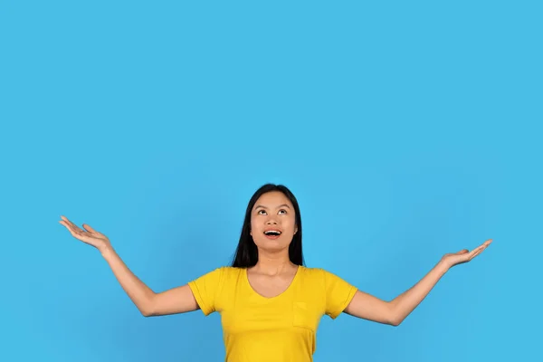 Ευτυχής Έκπληξη Νεαρή Κορεάτισσα Γυναίκα Σύνδρομο Κίτρινο Shirt Κοιτάζει Προς — Φωτογραφία Αρχείου