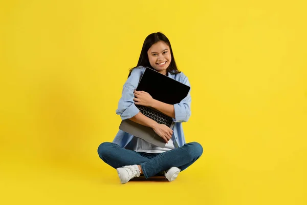 Alegre Feliz Jovem Asiático Estudante Com Baixo Síndrome Sentado Chão — Fotografia de Stock