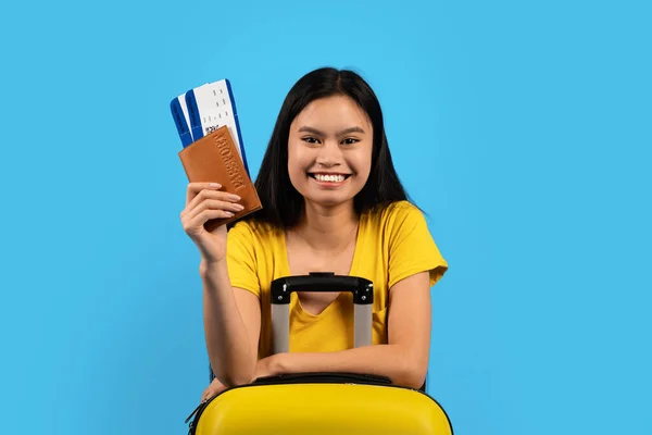 Retrato Una Joven Coreana Sonriente Con Síndrome Camiseta Amarilla Con — Foto de Stock