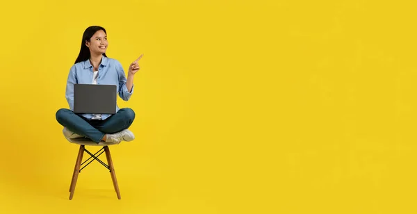 Sorridente Millenaria Signora Asiatica Seduta Sulla Sedia Lavoro Sul Computer — Foto Stock