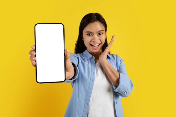 Feliz Surpreendido Milenar Asiático Mulher Fazendo Gesto Mão Mostrando Smartphone — Fotografia de Stock