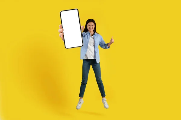 Blij Jonge Aziatische Vrouw Springen Toon Smartphone Met Blanco Scherm — Stockfoto