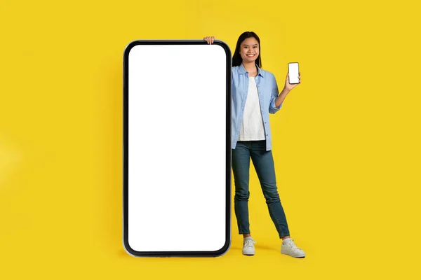 Yeni Uygulama Dijital Reklam Teklif Japon Genç Bayanın Akıllı Telefonu — Stok fotoğraf