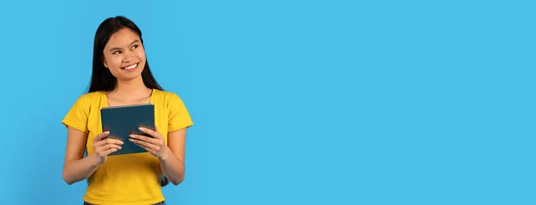 Alegre Jovem Asiática Professora Camiseta Amarela Com Tablet Olha Para — Fotografia de Stock