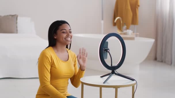 Mladá Pozitivní Africká Americká Žena Blogger Nahrávání Životního Stylu Video — Stock video