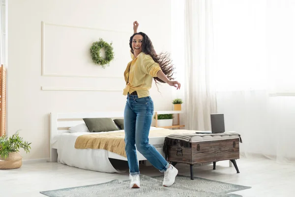 Volledige Lengte Van Gelukkige Jonge Vrouw Dansen Plezier Hebben Thuis — Stockfoto