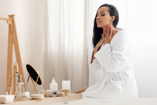 Attractive Black Lady Massaging Neck Looking Mirror Sitting Bathtub Caring — Stock Photo, Image