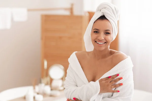Wanita Cantik Posing Dengan Wrapped Towel Head Wearing Bathrobe Smiling — Stok Foto
